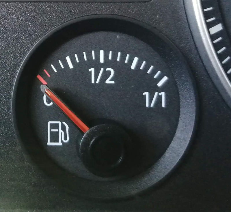 Indicador de combustible marcando nivel bajo en el cuadro del coche