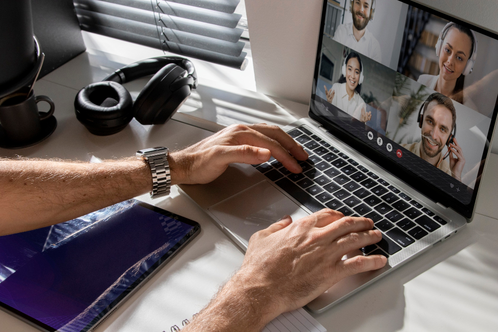 Persona realizando teletrabajo con diferentes personas a través de un ordenador