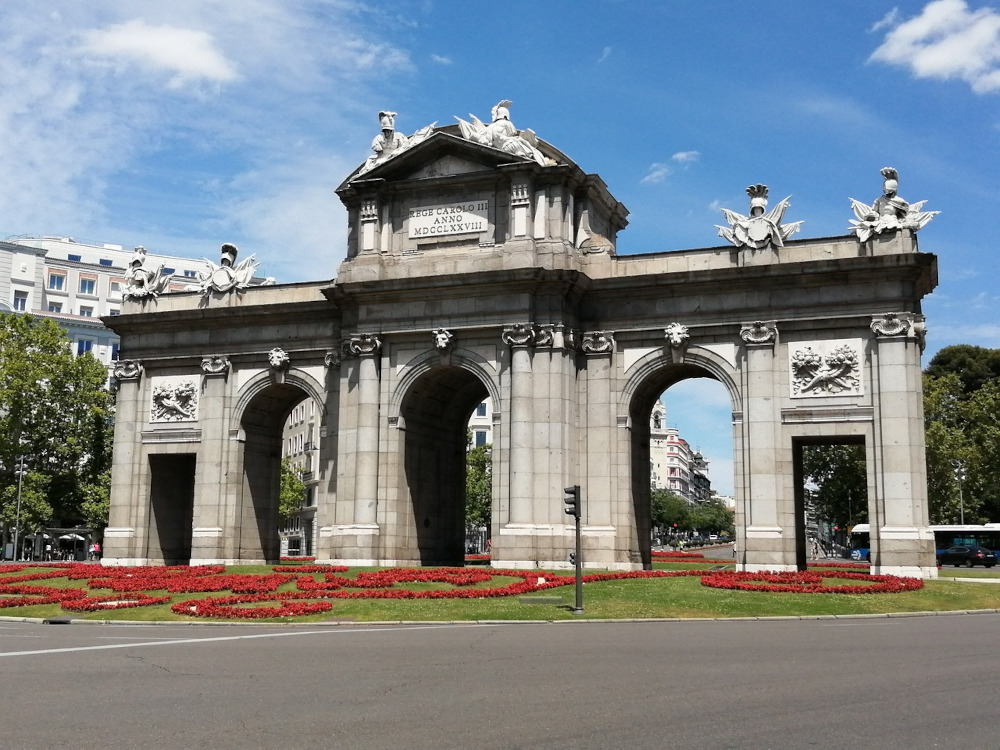 Puerta de Alcalá en la ciudad de Madrid